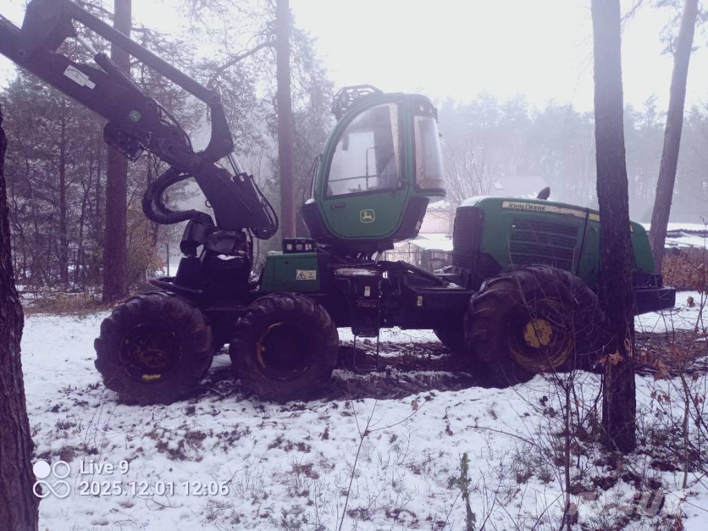 John Deere 1170 E Harvester