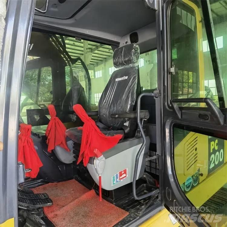 Komatsu PC200-8 Raupenbagger
