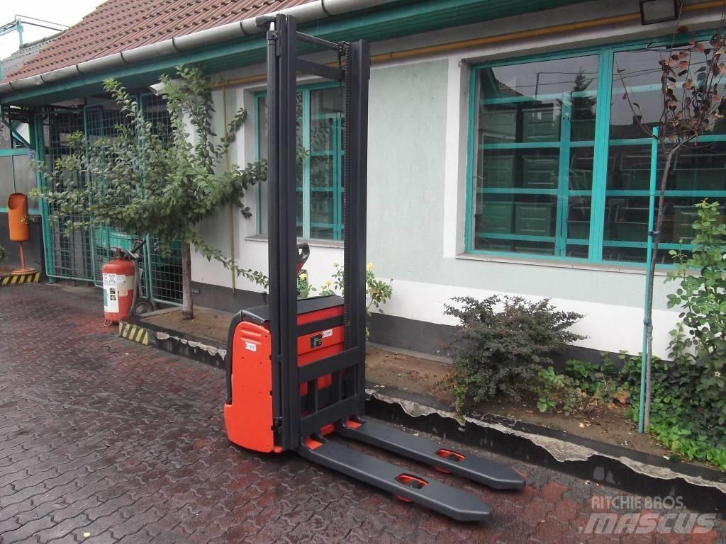 Linde L12 /379/ V-2097 Zelfrijdende stapelaars