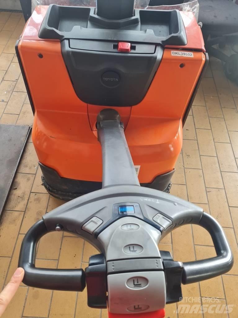 Toyota SWE080L Deichselstapler