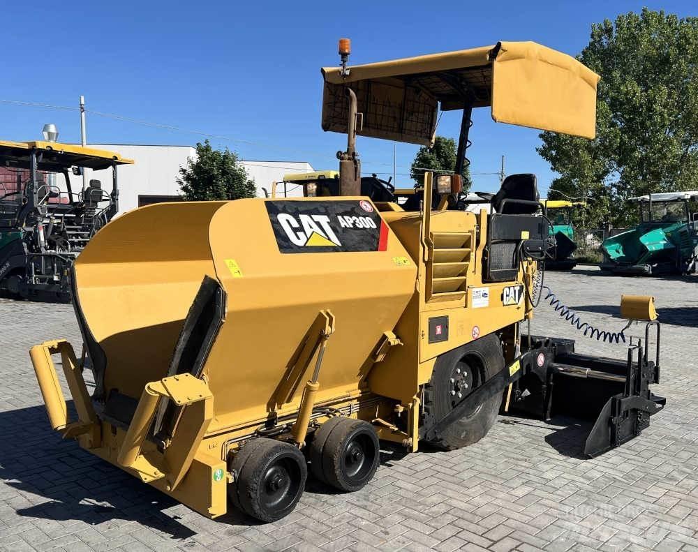 CAT AP 300 Strassenfertiger