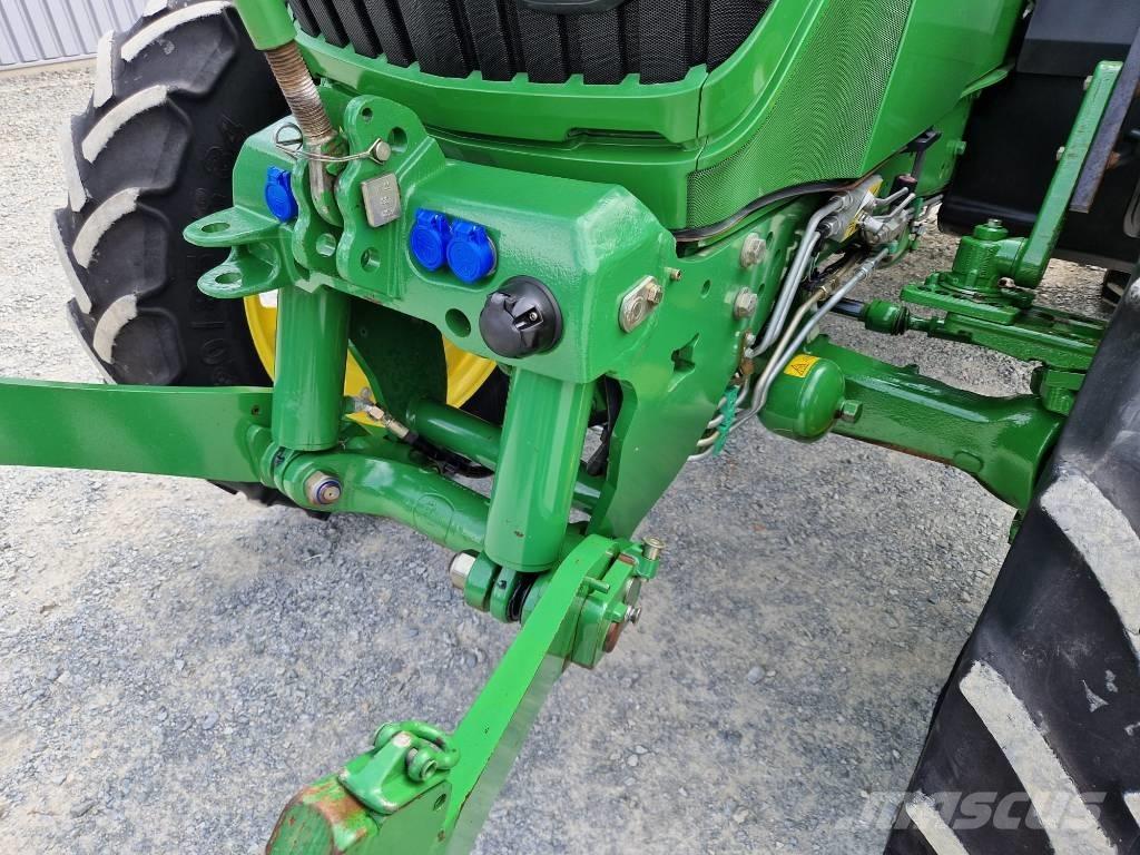 John Deere 6115 R Traktoren