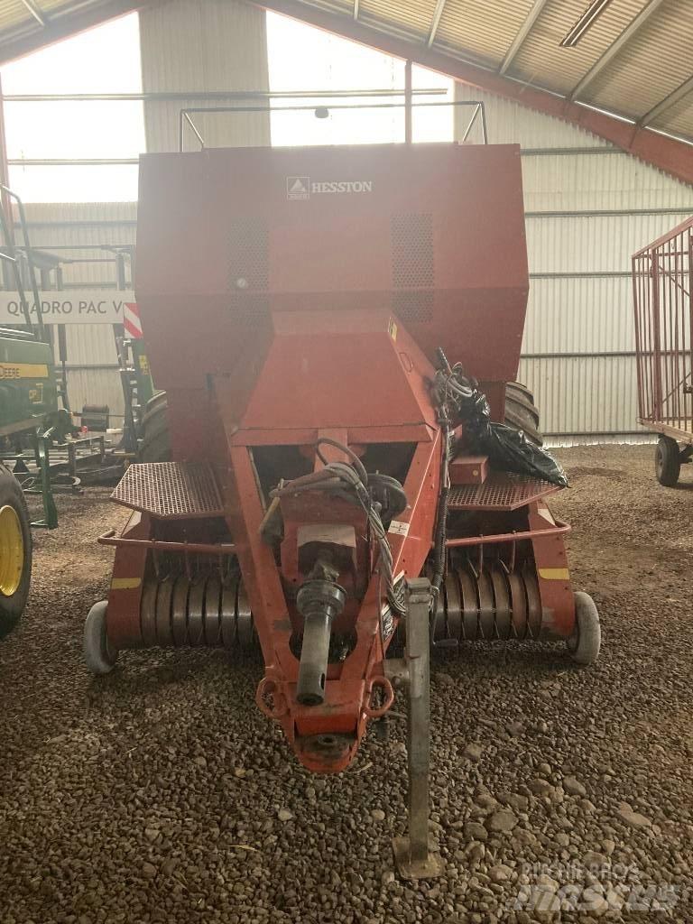 Hesston 4900 Quaderpressen
