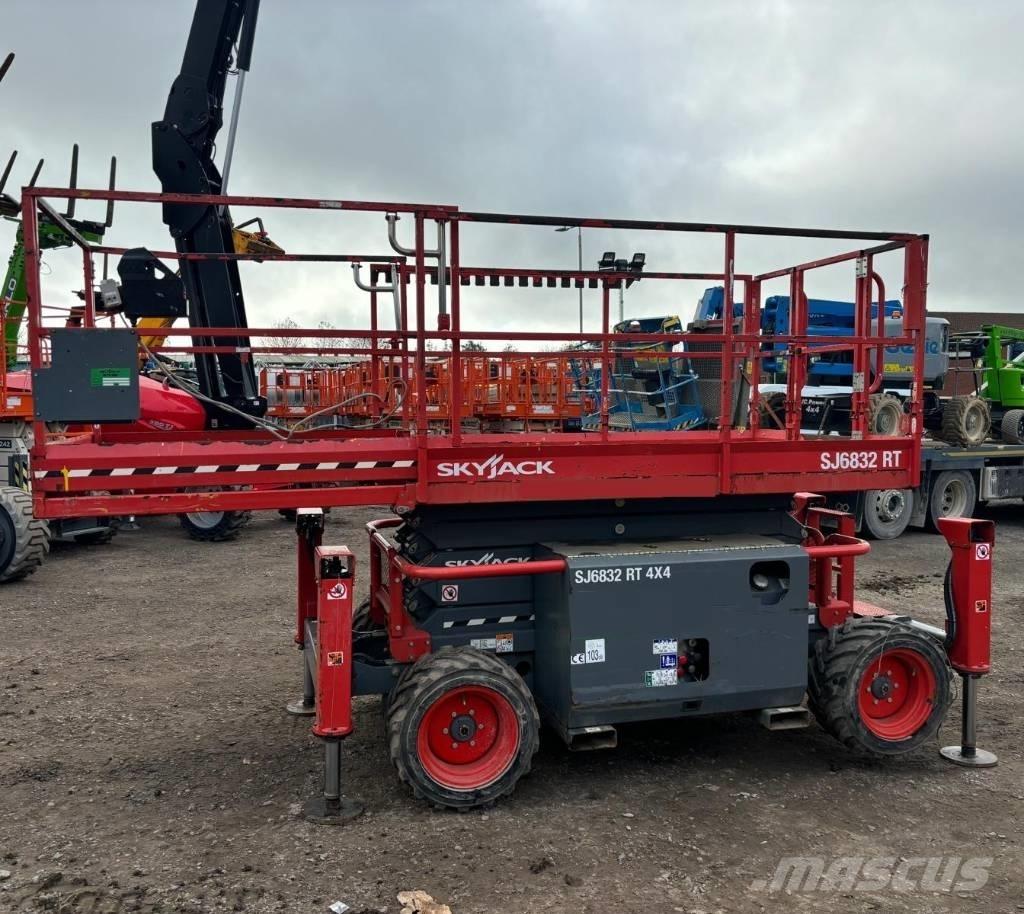 SkyJack SJ 6832 RT Scheren-Arbeitsbühnen