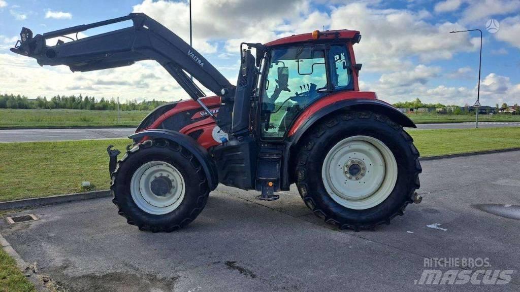 Valtra T 214 Traktoren