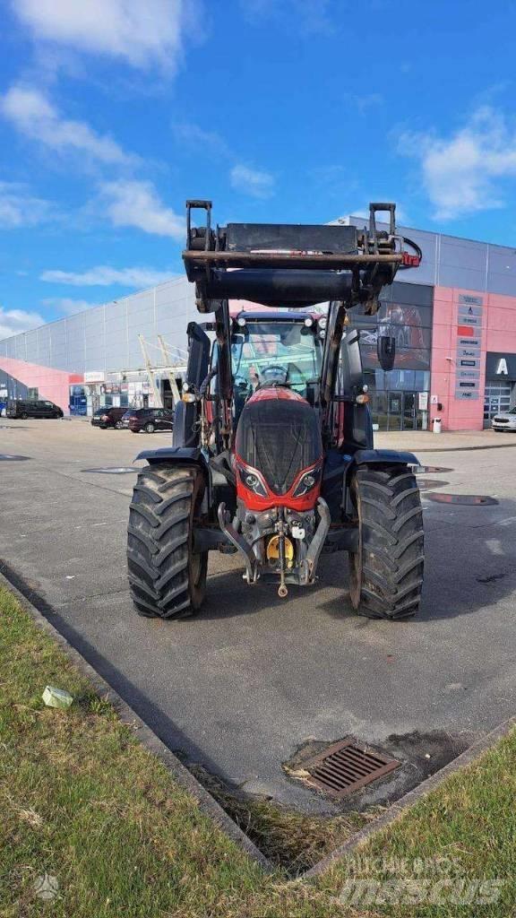 Valtra T 214 Traktoren