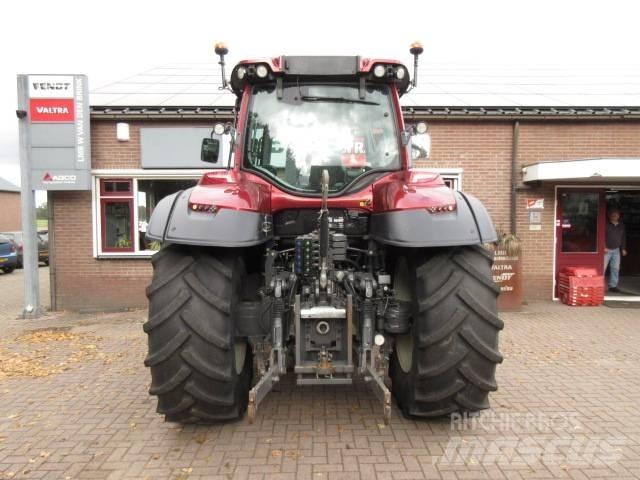 Valtra T154 VERSU Traktoren