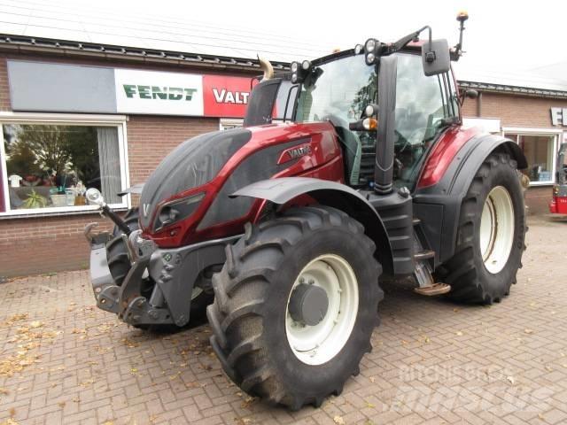 Valtra T154 VERSU Traktoren
