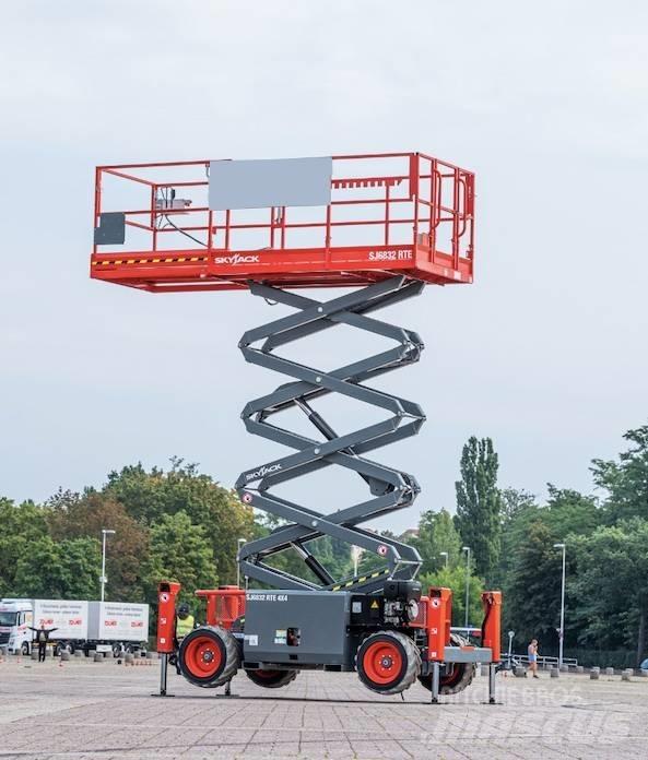 SkyJack 6832RTE Scheren-Arbeitsbühnen