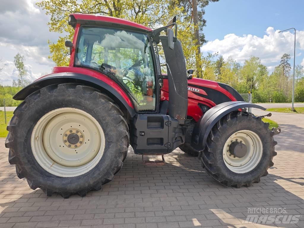 Valtra T 214 D Traktoren