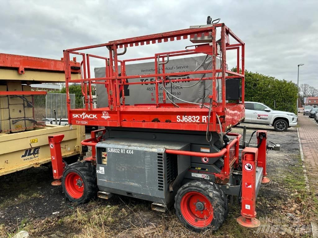 SkyJack SJ 6832 RT Scheren-Arbeitsbühnen