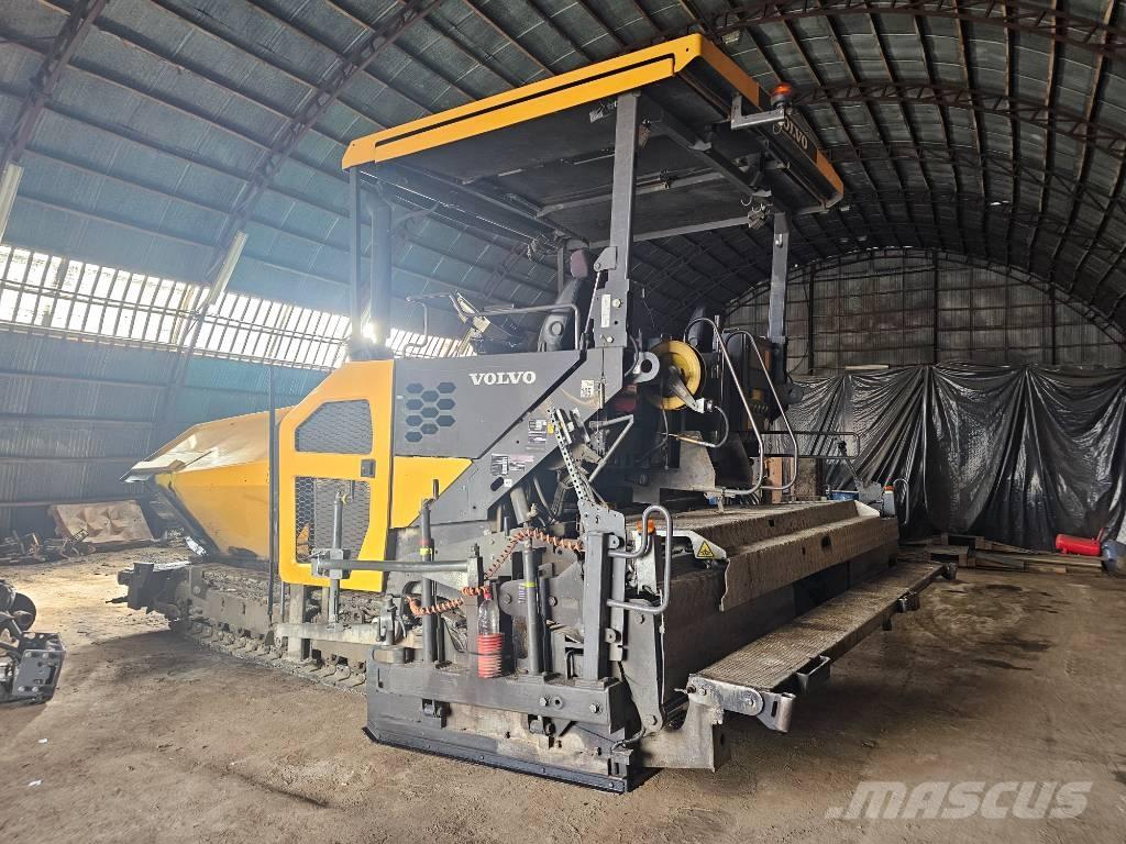 Volvo P6820C Strassenfertiger