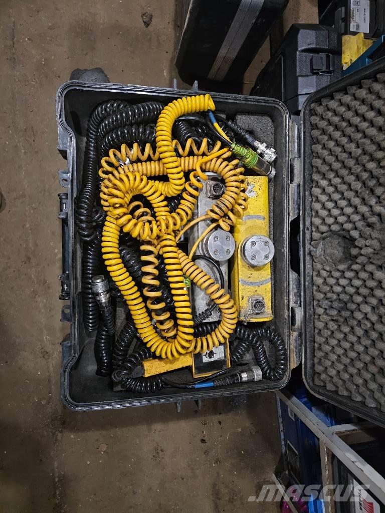 Volvo P6820C Strassenfertiger