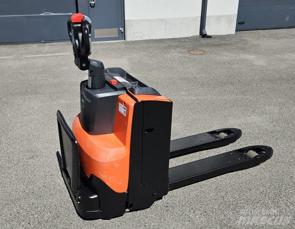 Toyota LWE 200 Gabelstapler mit Fahrerstand