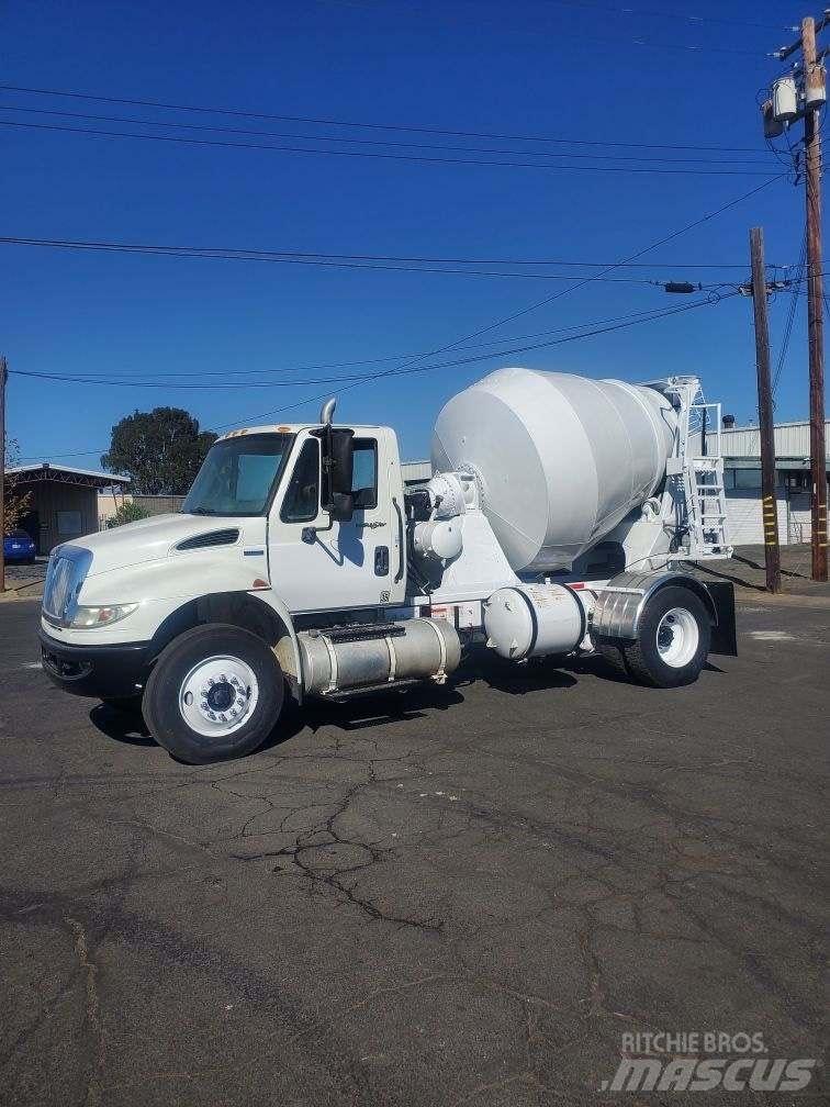 International 4300 Pritschenwagen/Pritschenwagen mit Seitenklappe