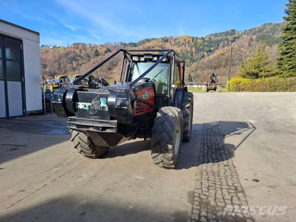 Valtra 8550 Forsttraktoren