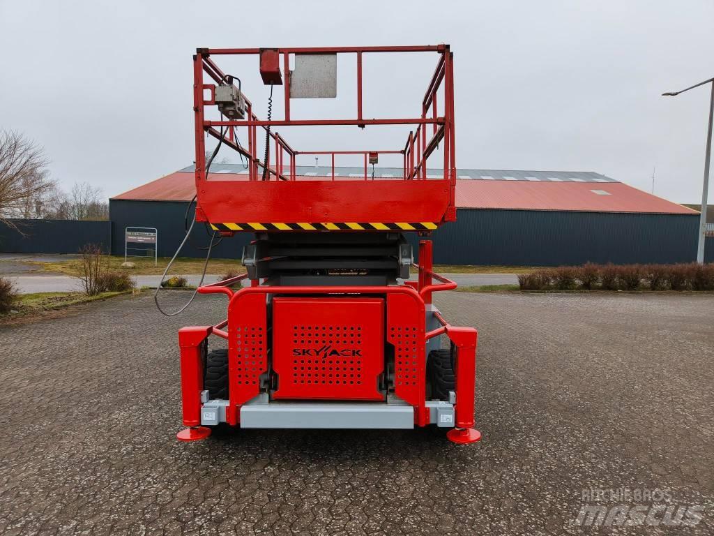 SkyJack SJ 9250 RT Scheren-Arbeitsbühnen