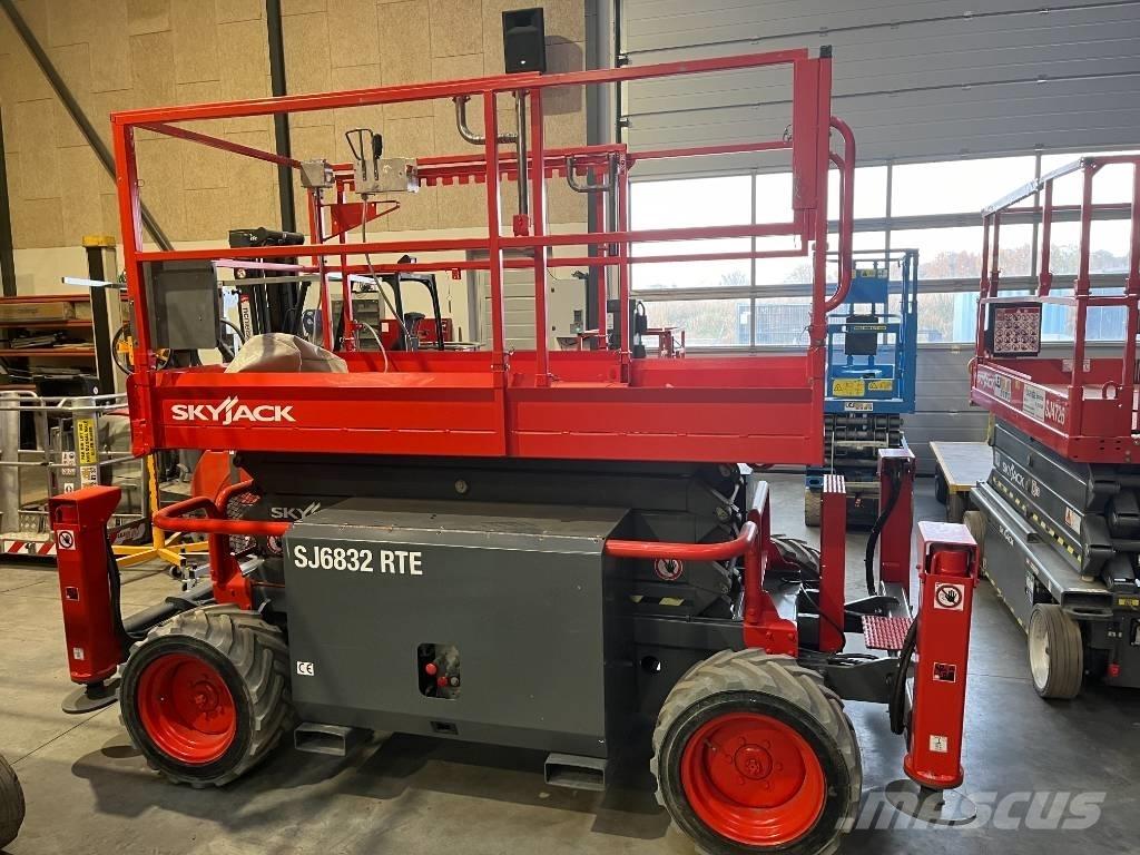 SkyJack SJ 6832 RTE Scheren-Arbeitsbühnen