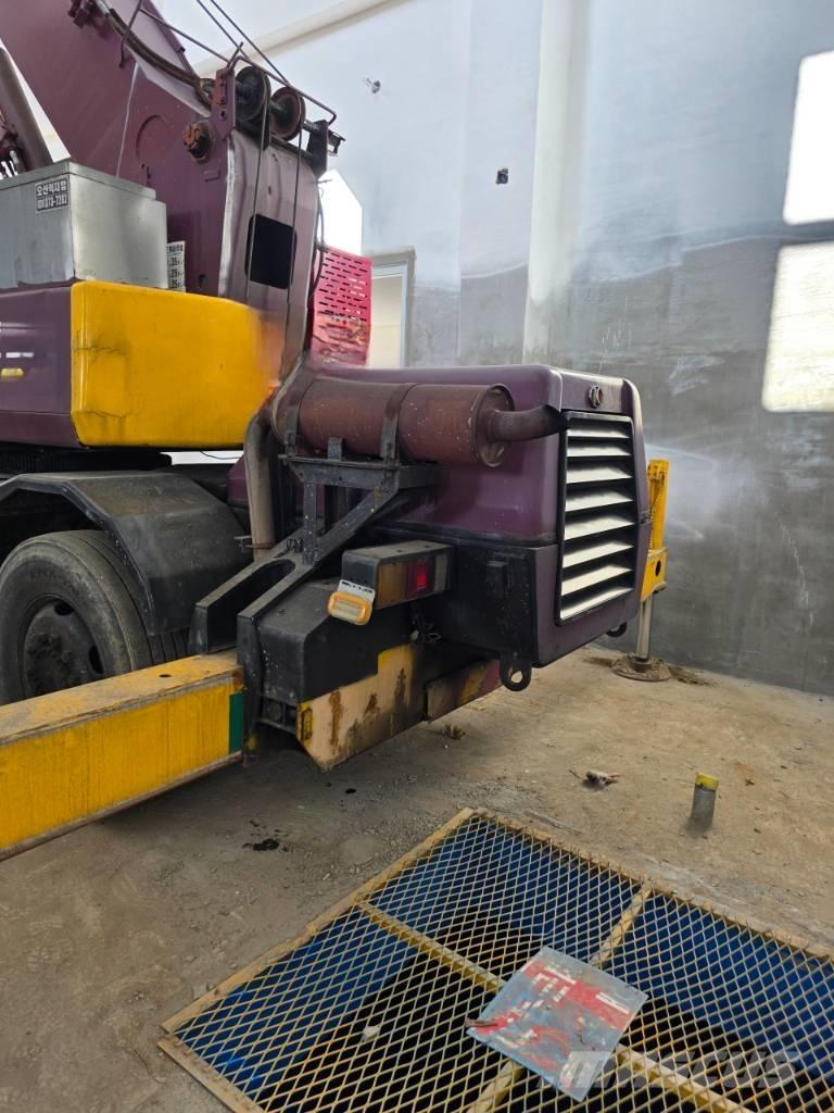 Kato MR 100 Ruwterrein kranen