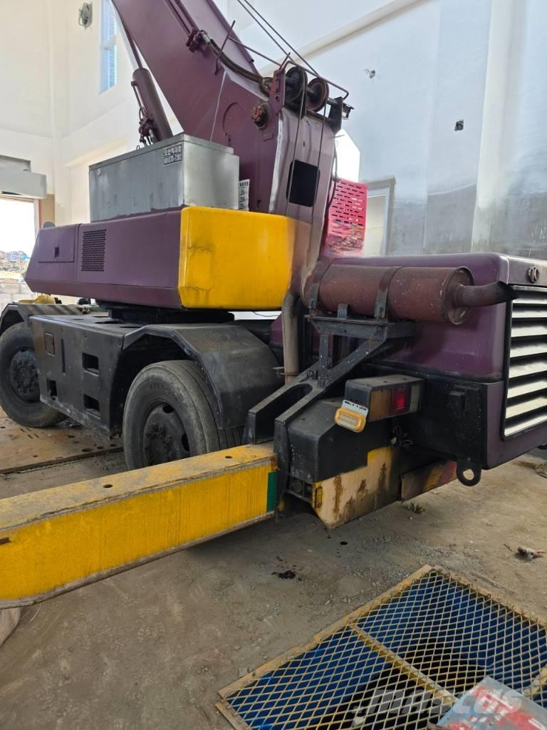 Kato MR 100 Ruwterrein kranen