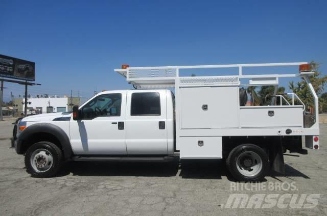 Ford F 550 Pritschenwagen/Pritschenwagen mit Seitenklappe