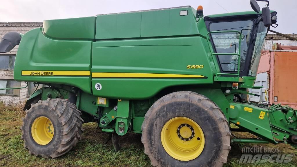 John Deere S 690 Mähdrescher