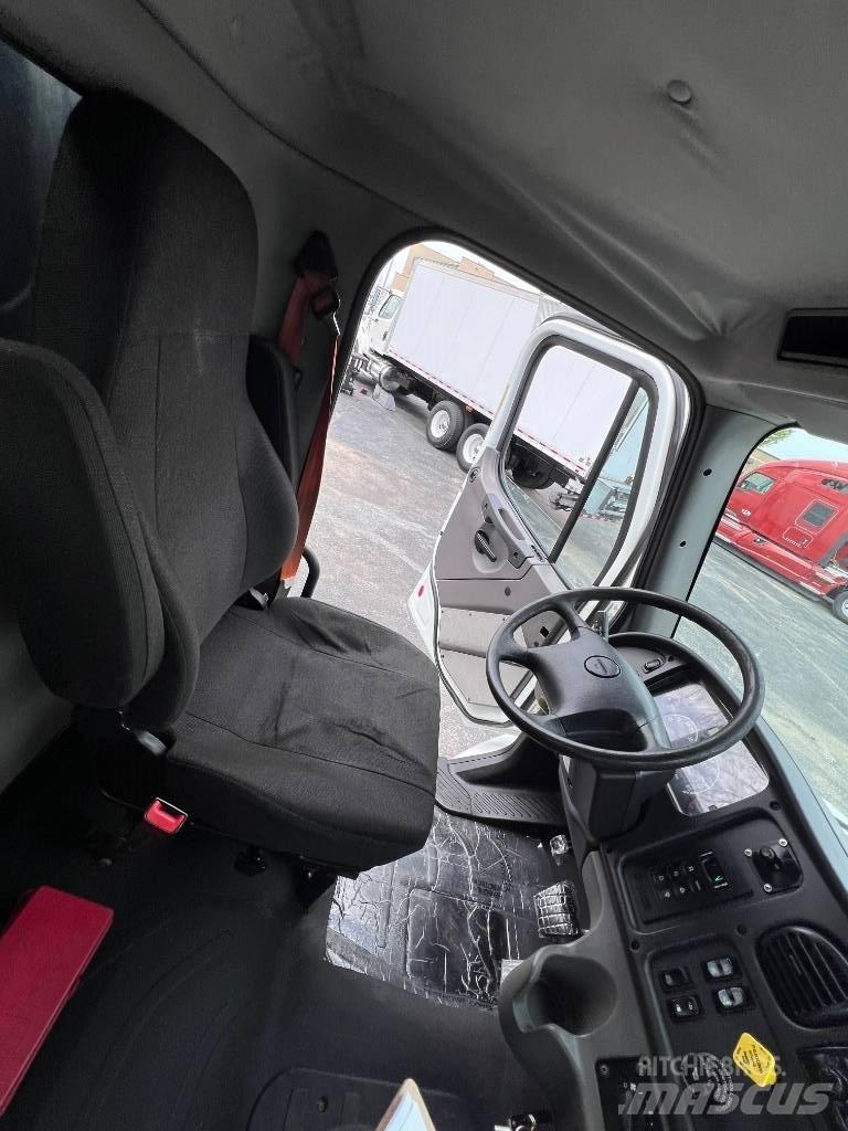 Freightliner M 106 Pritschenwagen/Pritschenwagen mit Seitenklappe