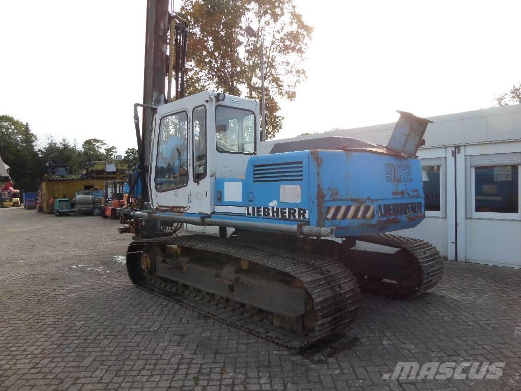 Liebherr R 902 Fahrzeug mit mobiler Bohranlage