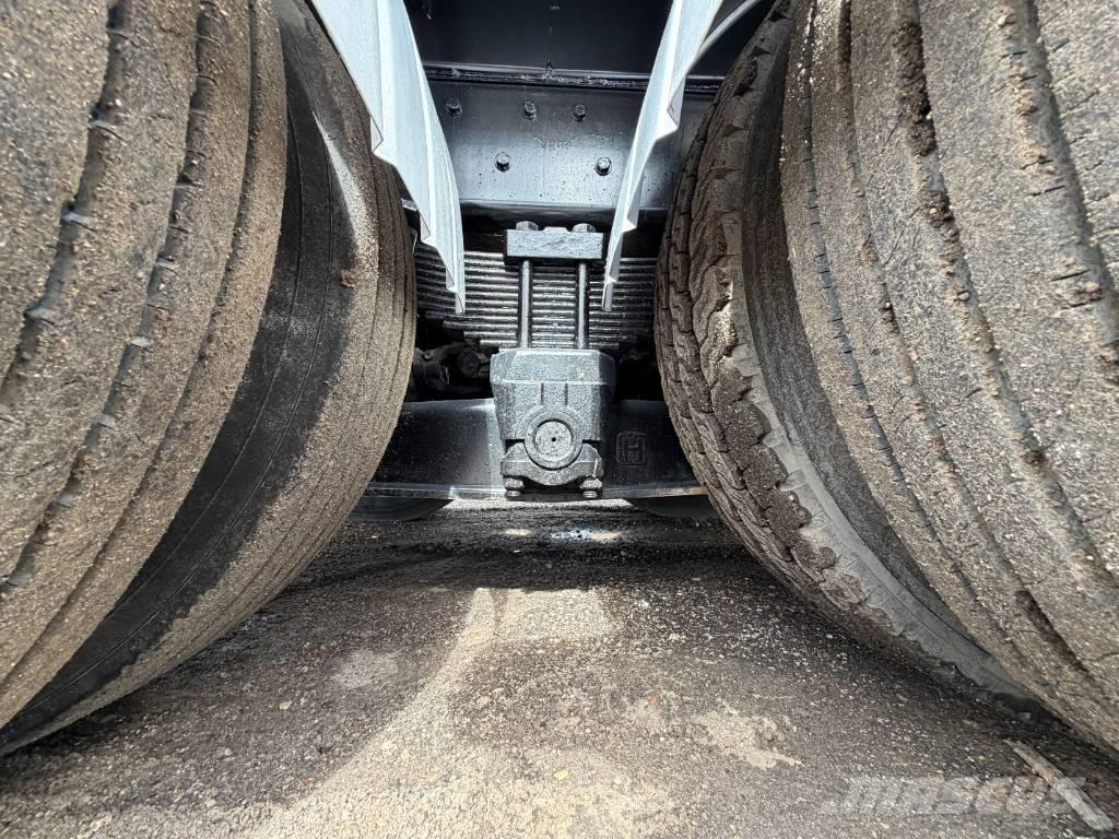 Freightliner 114 SD Saug- und Druckwagen