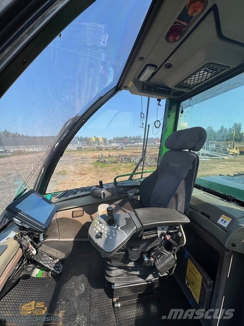 John Deere 1470D Harvester