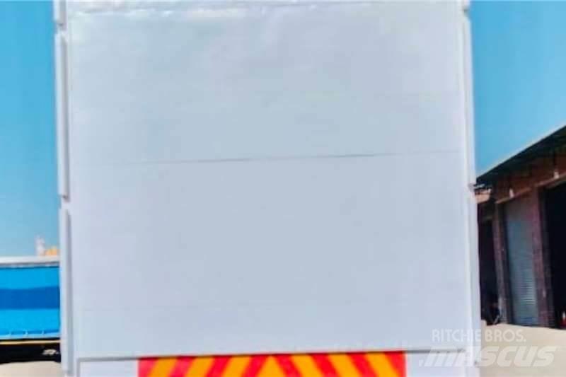  Custom Curtainside Andere Anhänger