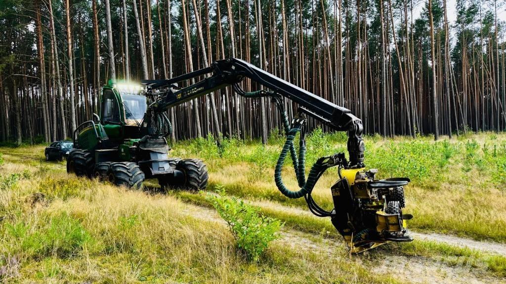John Deere 1070 Harvester