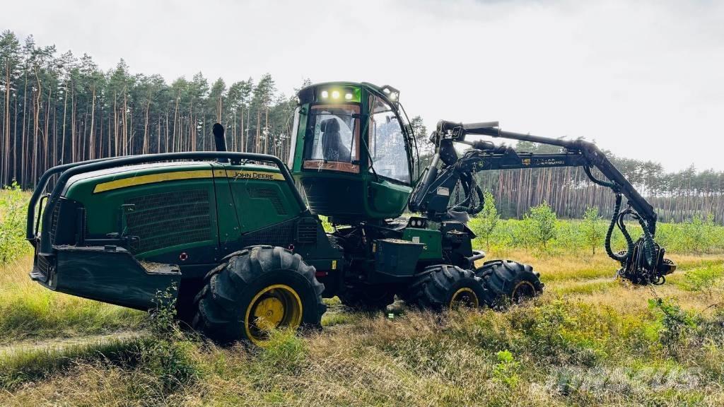 John Deere 1070 Harvester