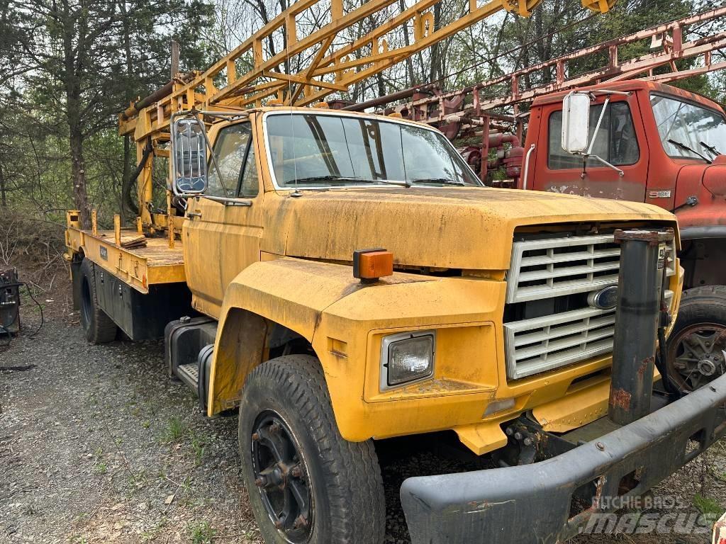 Ford F 700 Pritschenwagen/Pritschenwagen mit Seitenklappe