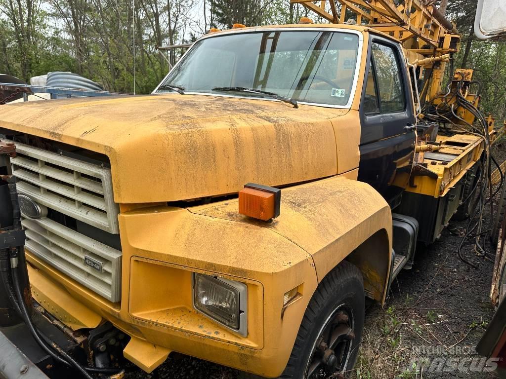 Ford F 700 Pritschenwagen/Pritschenwagen mit Seitenklappe
