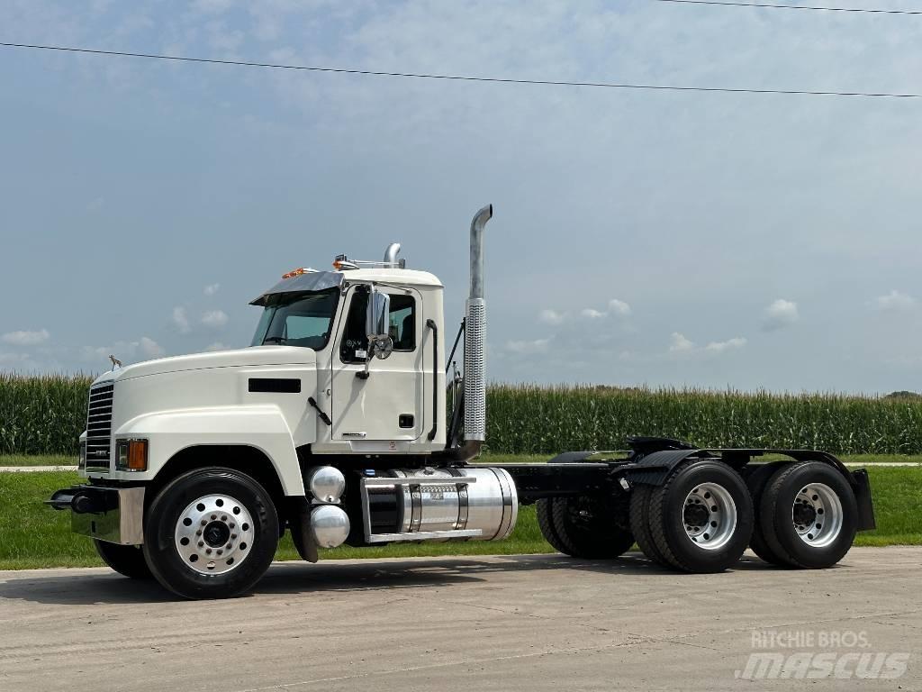 Mack Pinnacle 64ft Sattelzugmaschinen