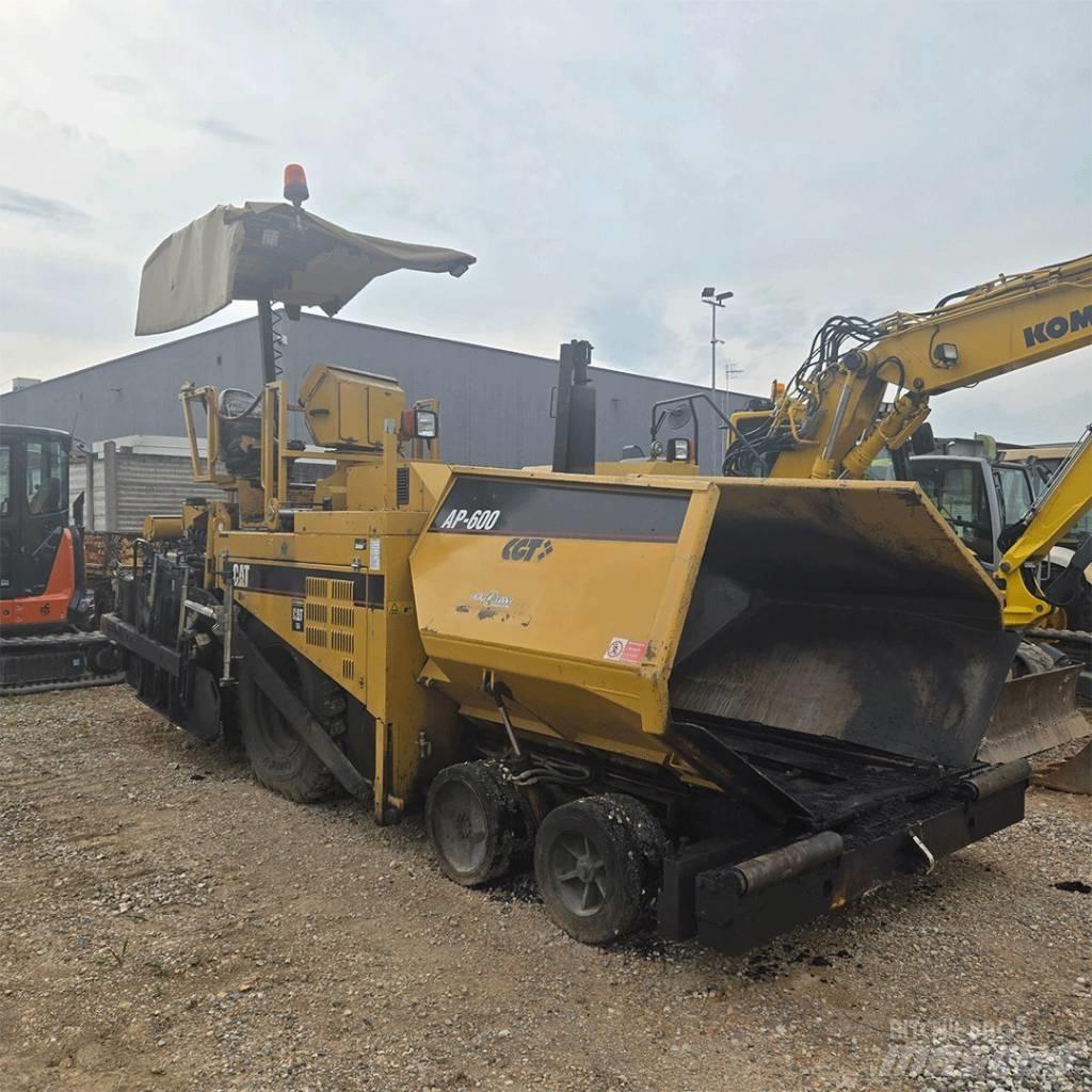 CAT AP 600 Strassenfertiger