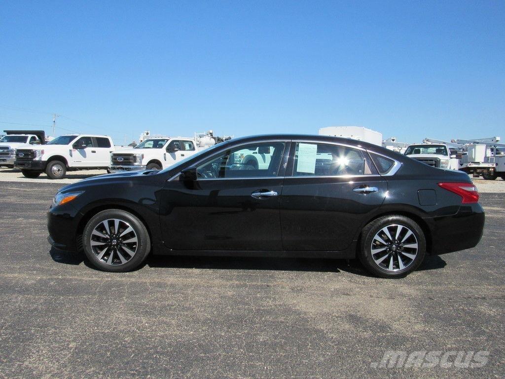 Nissan Altima PKWs