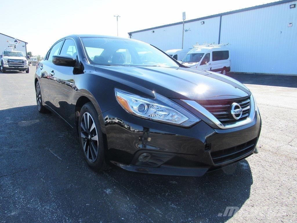 Nissan Altima PKWs