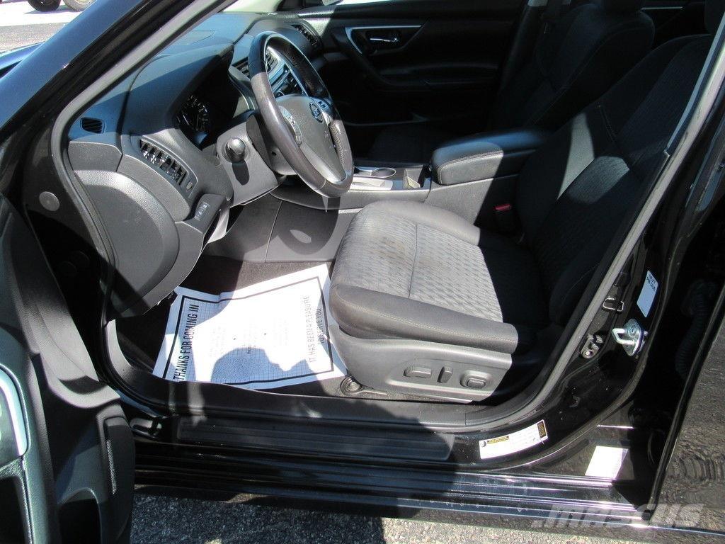 Nissan Altima PKWs