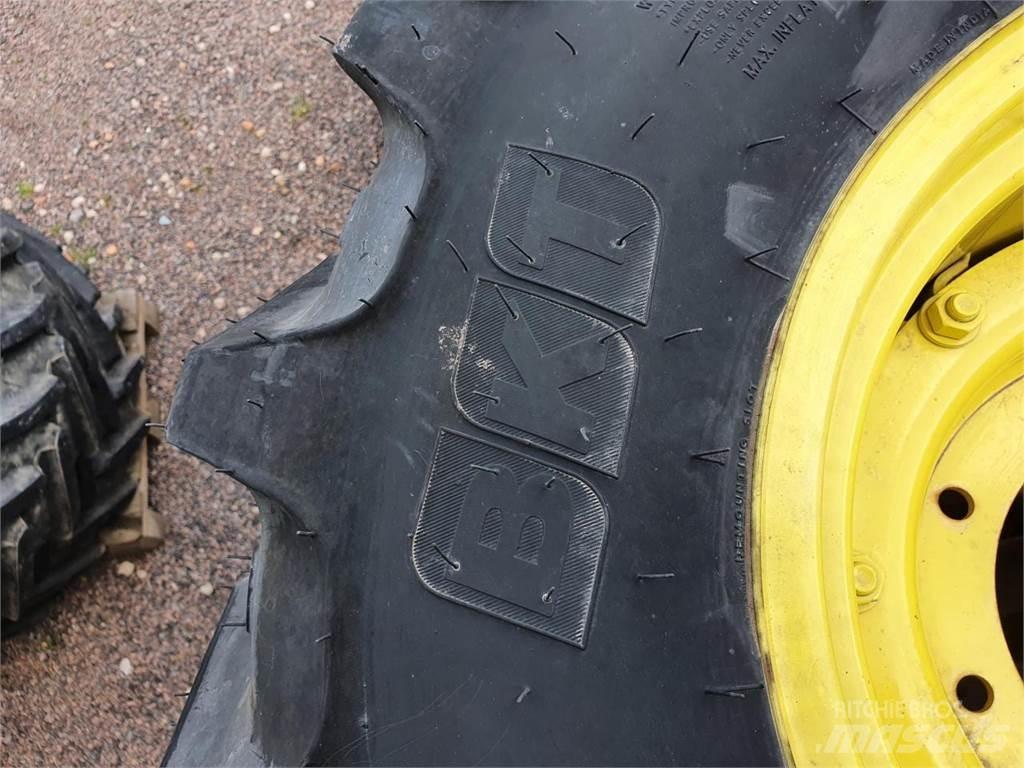 BKT 320/85R20 x2 Reifen
