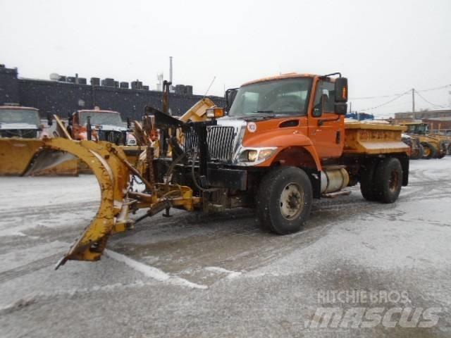 International 7400 Schneeschilde und -pflüge