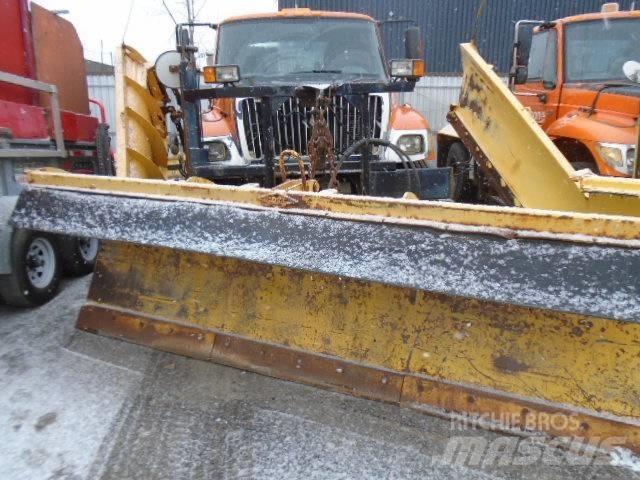 International 7400 Schneeschilde und -pflüge
