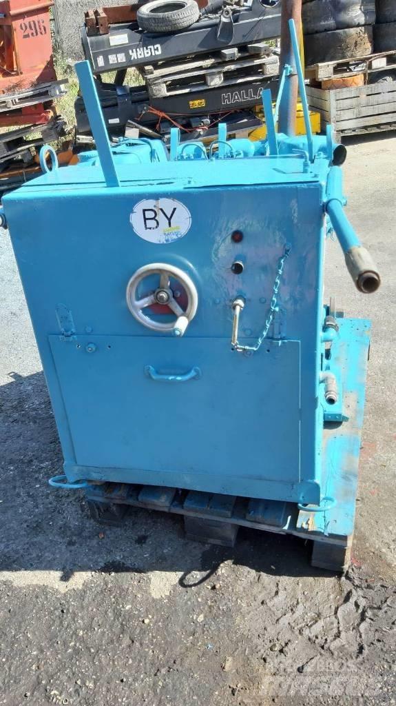 Hanix 32 HP Sonstige Baumaschinen