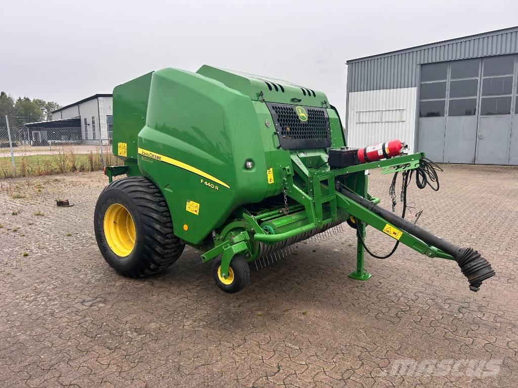 John Deere F 440 Rundballenpressen