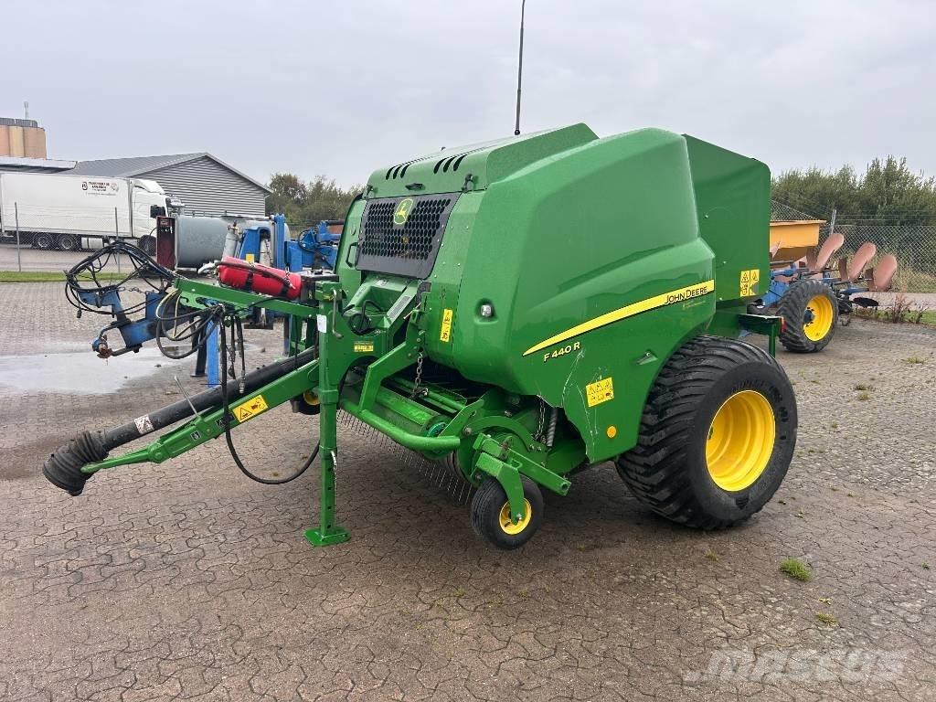 John Deere F 440 Rundballenpressen