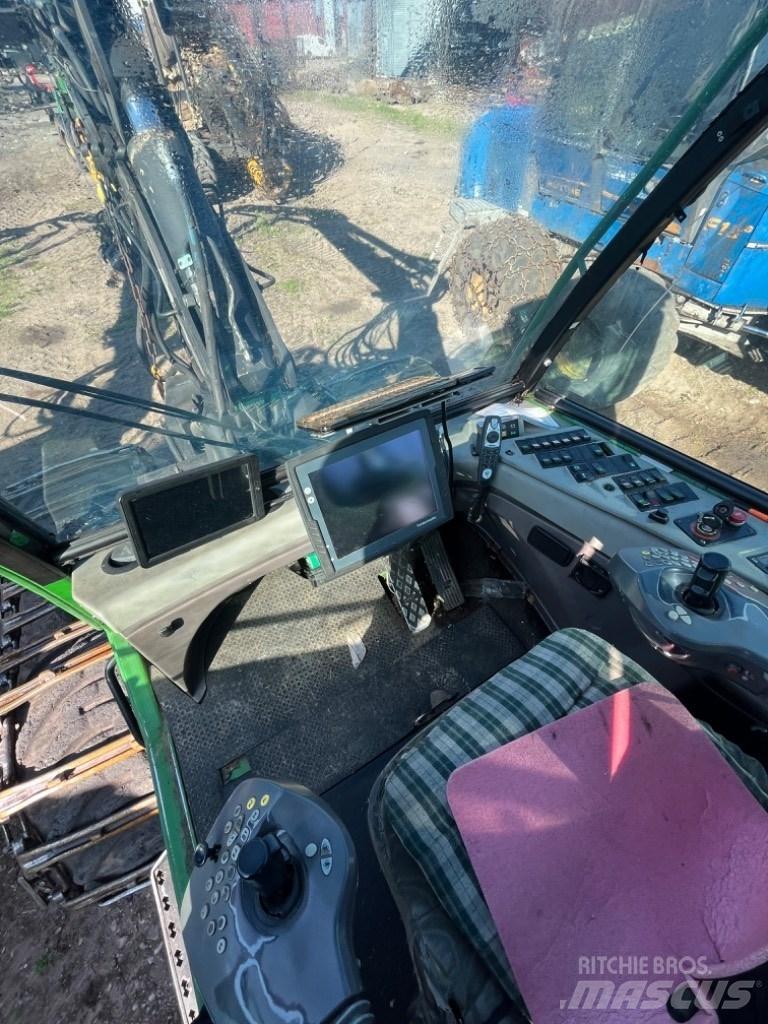 John Deere 1070 D Harvester
