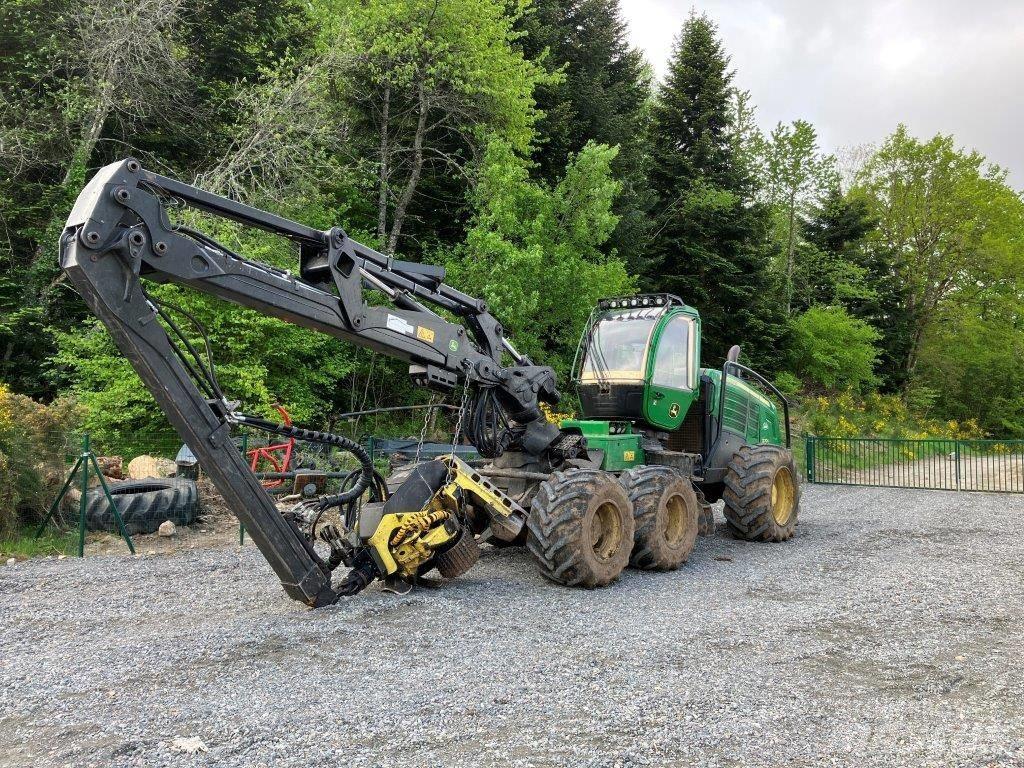 John Deere 1270G Harvester