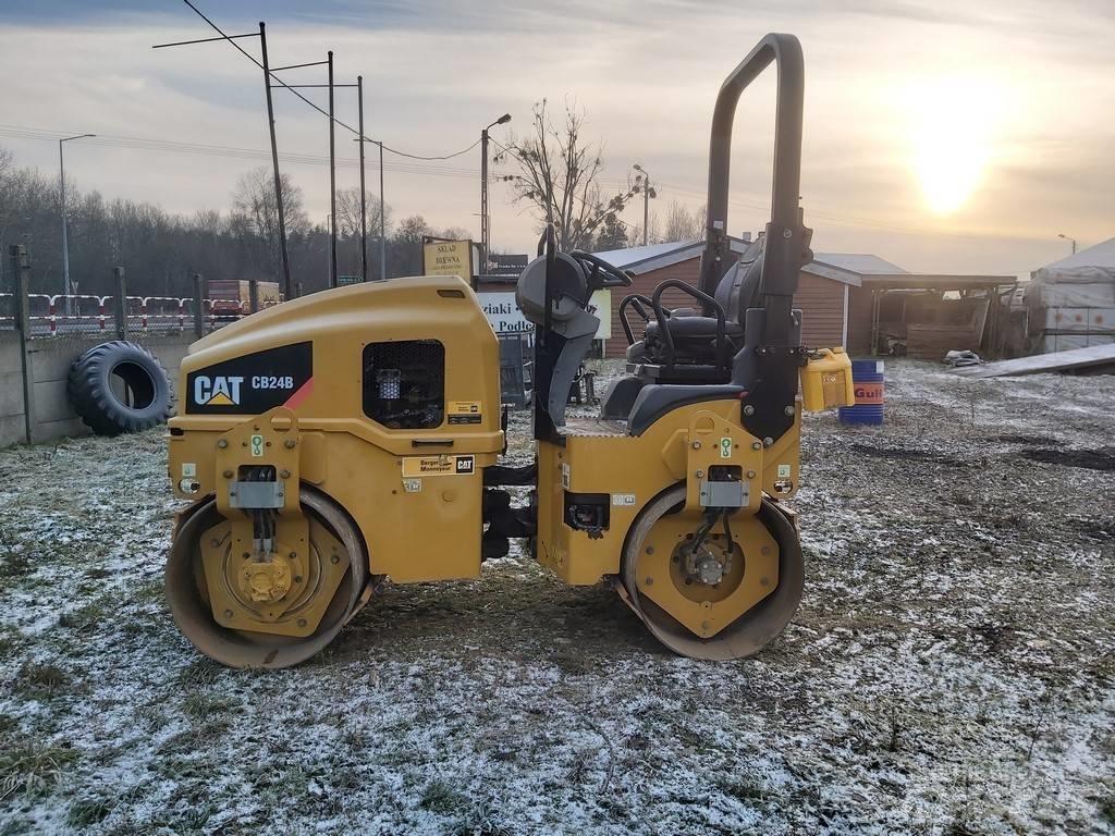 CAT CB 24 B Tandemwalzen