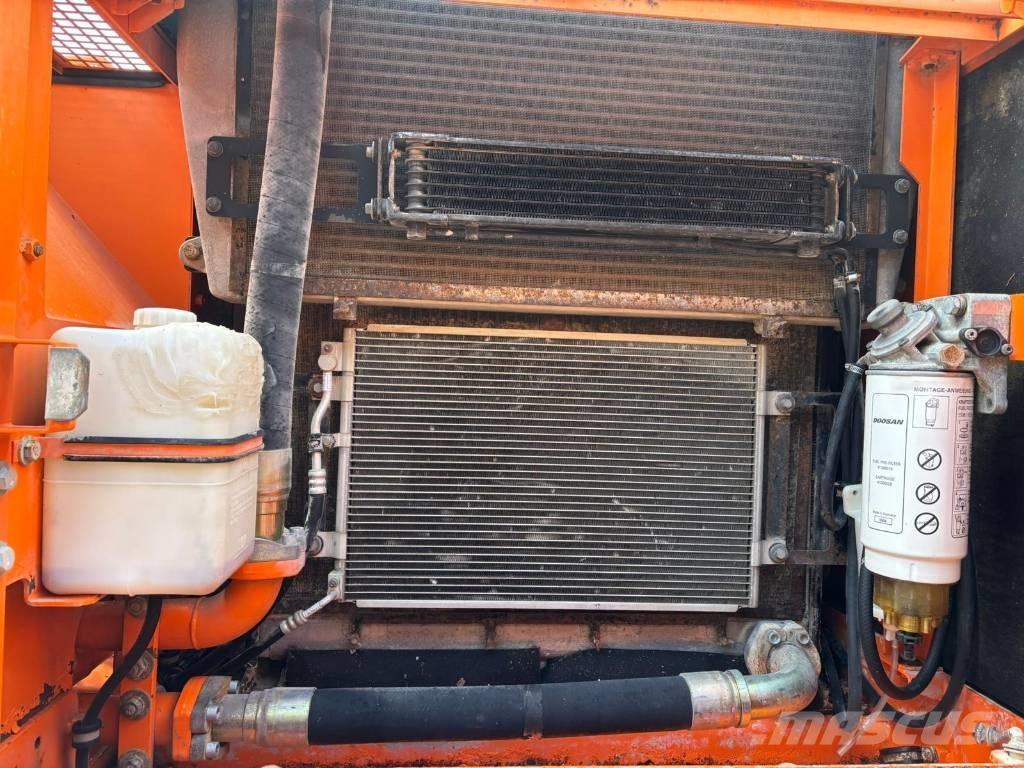 Doosan DX 300 LC Raupenbagger